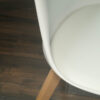 Silla Tulip de plástico color blanco con pata de madera de haya - Image 4