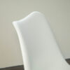 Silla Tulip de plástico color blanco con pata de madera de haya - Image 3