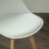 Silla Tulip de plástico color blanco con pata de madera de haya - Image 2