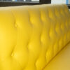 Sofá de cabina capitoneado, cuero amarillo - Image 3