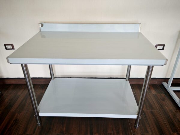 MESA DE TRABAJO FULL ACERO CON SALPICADERA DE 1.20 MTS.