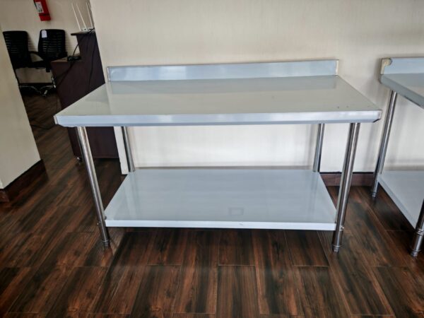 MESA DE TRABAJO FULL ACERO CON SALPICADERA DE 1.50 MTS.